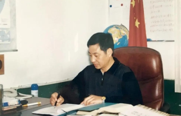 初心不忘 情暖机电 | 退休老校长孙平向学校阅览室捐赠图书