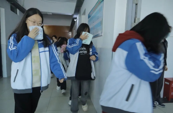 我校举行消防安全疏散演练