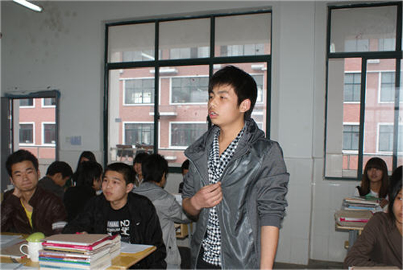 我校正式开始对六个试点班级全面实施新的课堂教学模式