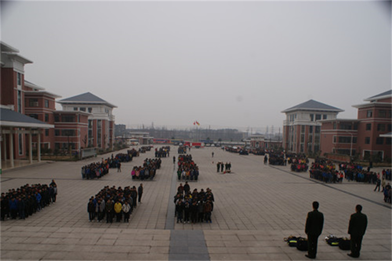 学校举行师生消防安全演习