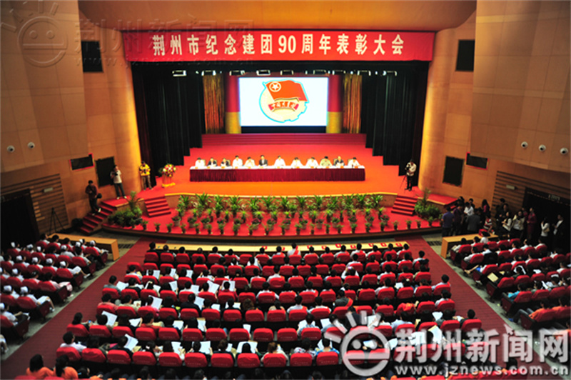 我校龚红艳老师等三人受到团省委、团市委的表彰