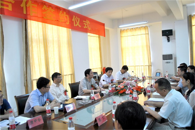 学校与开发区企业签订校企合作协议