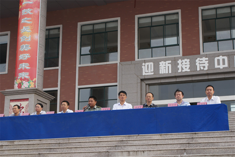 我校2012级新生开始为期一周的军训(图)