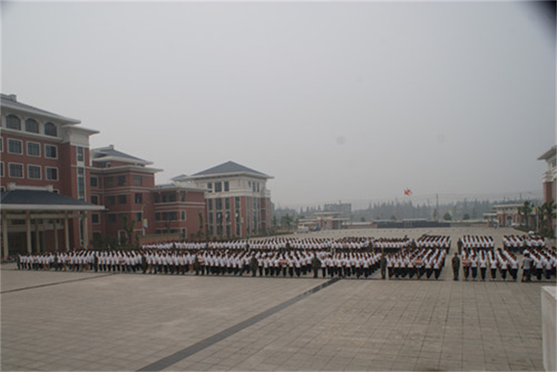 学校举行2012级新生军训会操表演