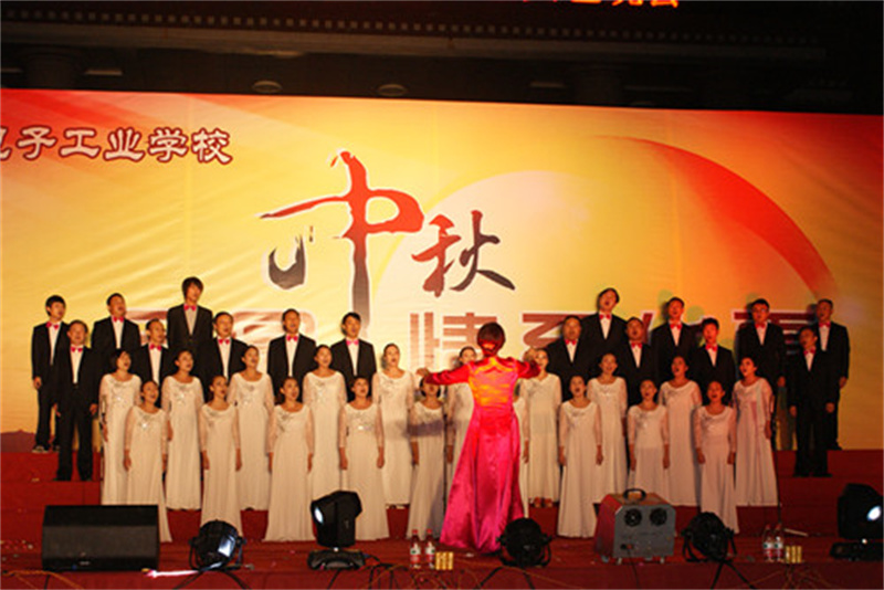 学校举办月圆中秋、情系华夏文艺晚会