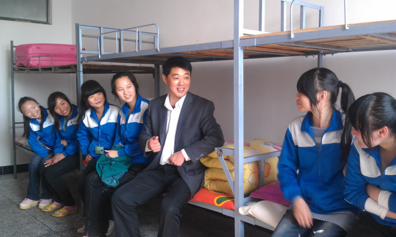 学校领导坚持每天深入学生寝室及教学场所关注学生学习生活