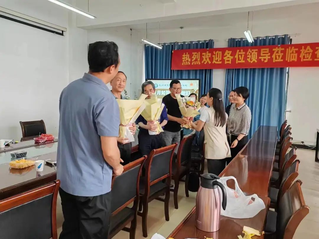 岁月如歌 情怀依旧｜我校举行退休教师欢送会