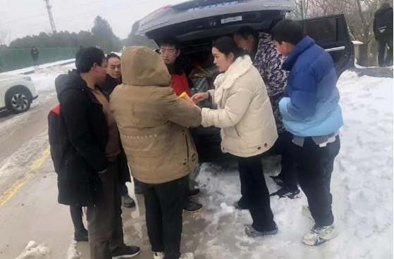 【党员干部齐上阵 铲冰除雪暖人心】我校组织开展铲雪除冰志愿服务活动