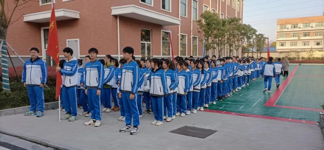 志愿接力马拉松 文明实践展风采｜荆州市机械电子工业学校青年志愿者助力2023荆州马拉松