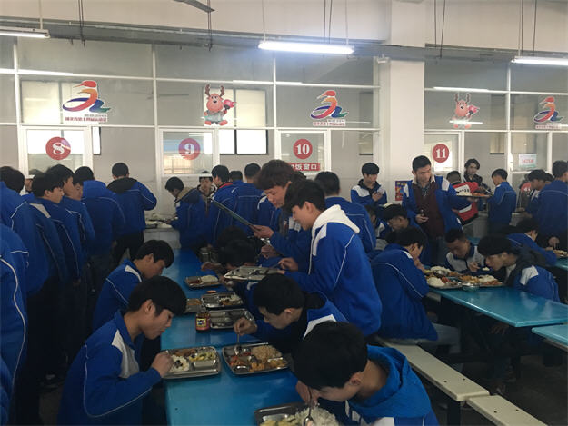 厉 行 节 约———学区二开展“光盘”行动