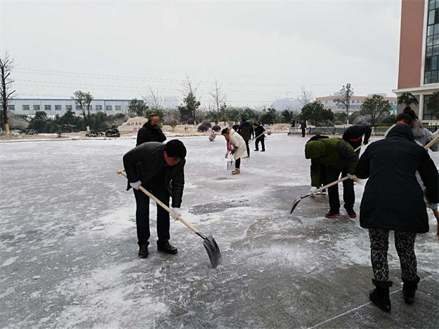 为保师生安全出行，电校党员干部在行动