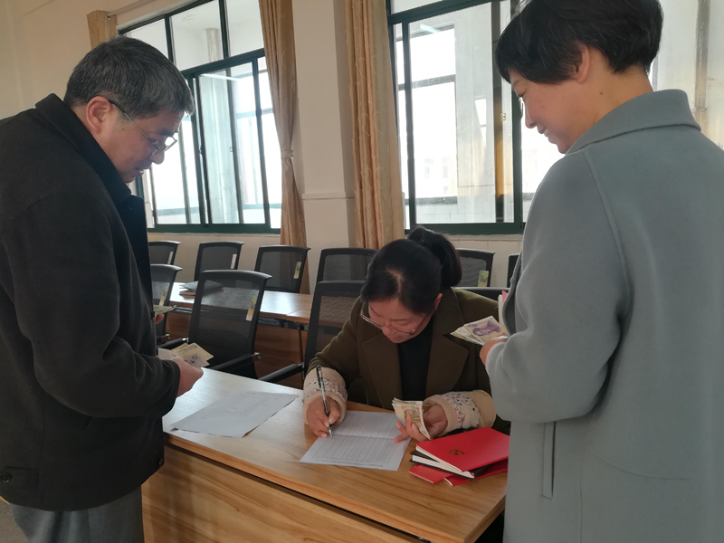 规范党日活动　　服务学校工作