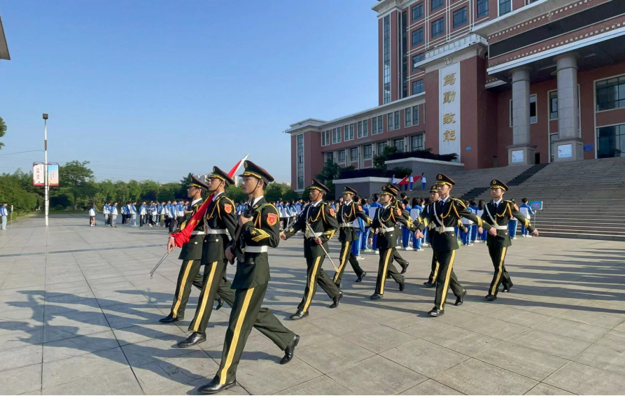 有一种帅叫护旗手，有一种酷叫国旗班，电校最帅天团招新啦！