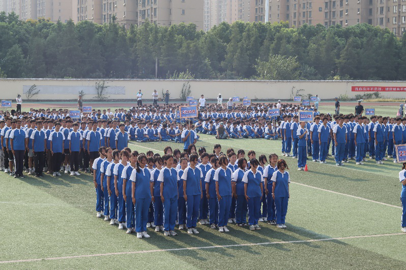 我校隆重举行2022级新生军训会操表演暨表彰大会