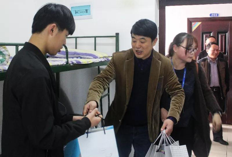 学校领导深入开发区企业慰问顶岗实习学生