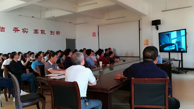 我校组织党员干部收看警示教育片《重整行装利剑反腐》