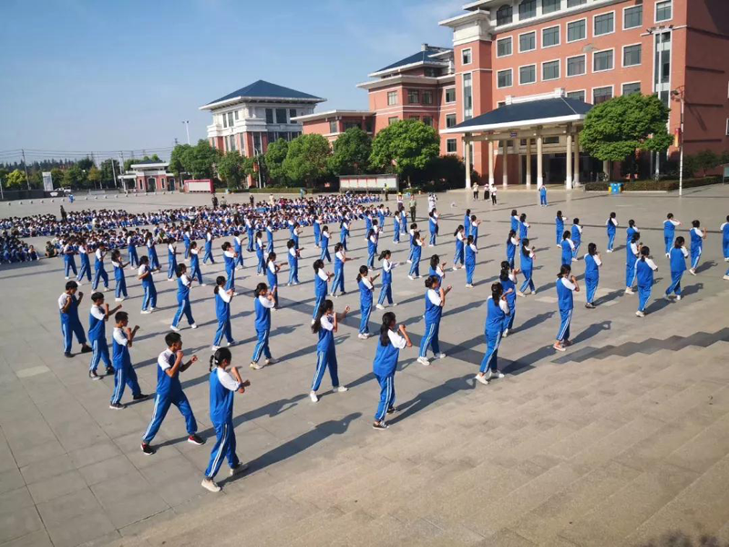 我校举行2019级新生军训会操表演