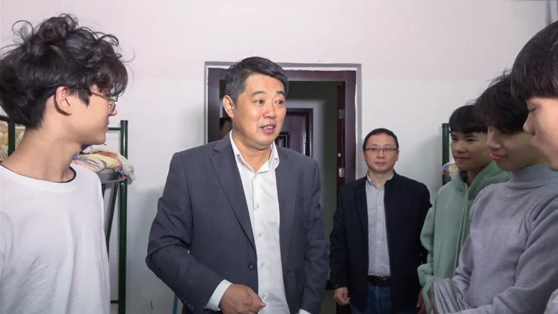 我校领导深入企业慰问顶岗实习学生