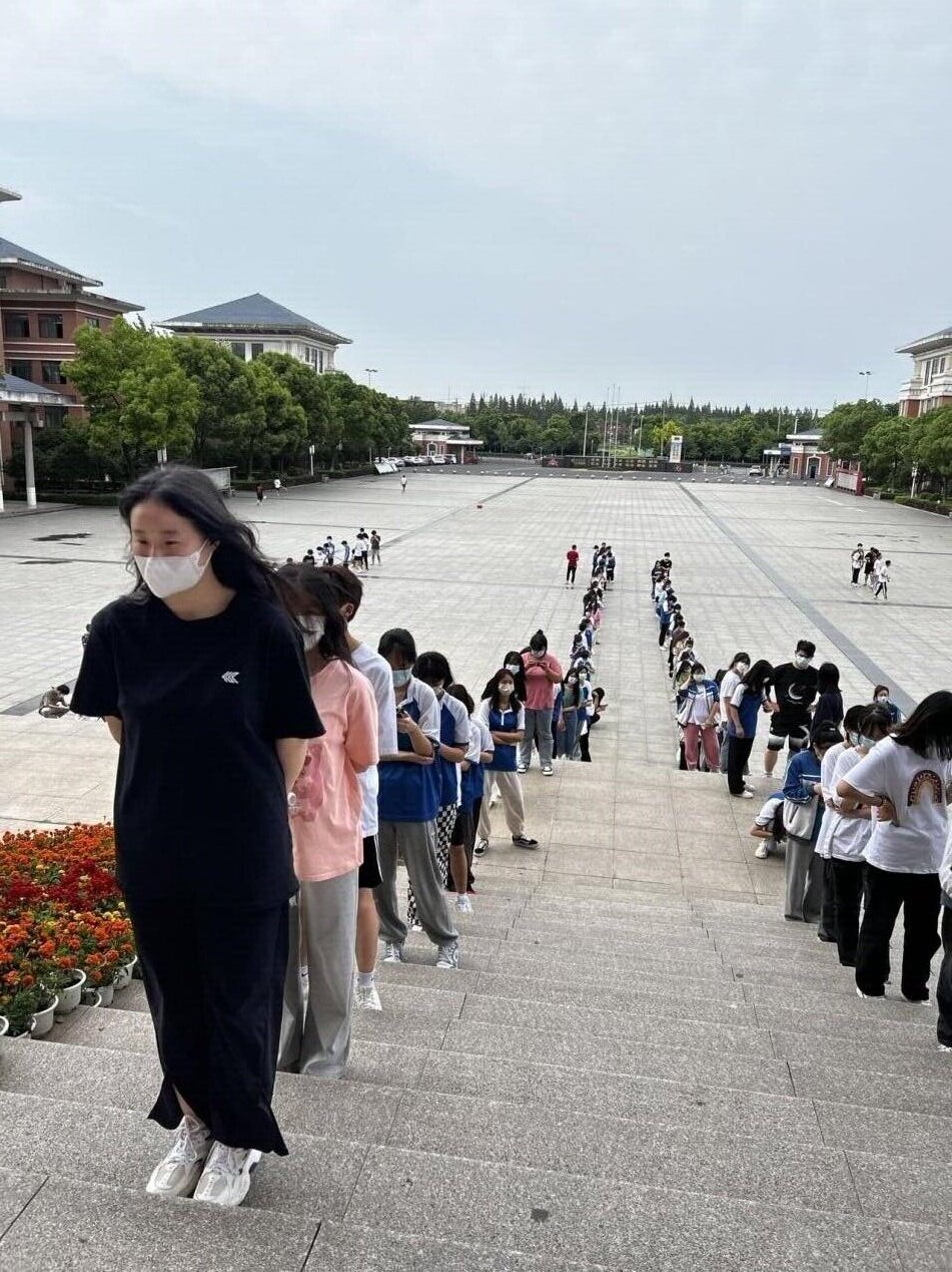 2021年荆州市机械电子工业学校组织在校学生接种新冠疫苗