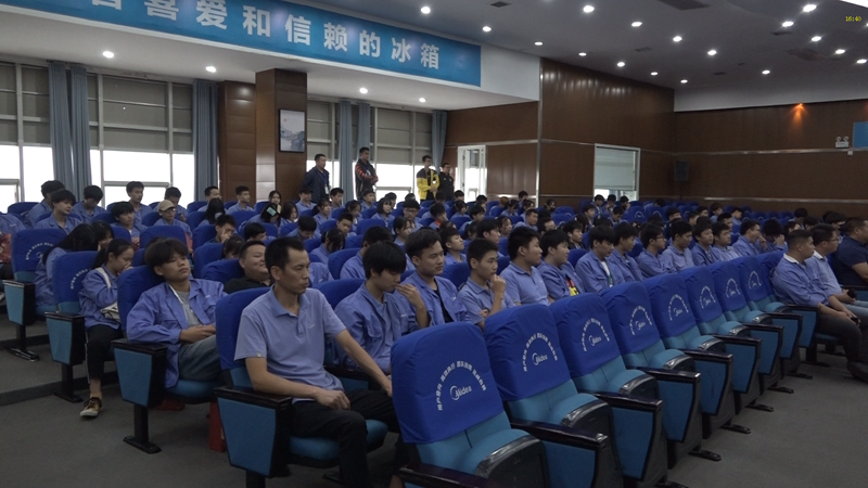 我校领导走进企业看望顶岗实习学生