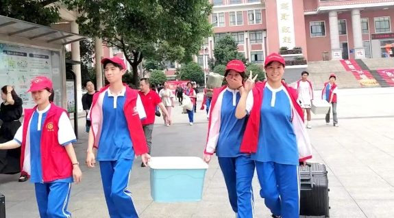 你迎我进校 我送你远航！校团委开展毕业生离校志愿服务活动