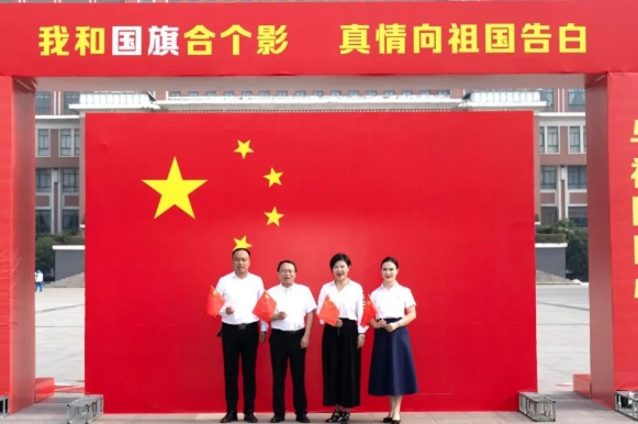 七十五载辉煌岁月 共庆祖国华诞盛典｜“与国旗同框”晒出对祖国的热爱