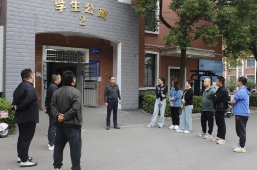 心系学生 温暖巡寝丨校领导深入学生宿舍例行巡寝
